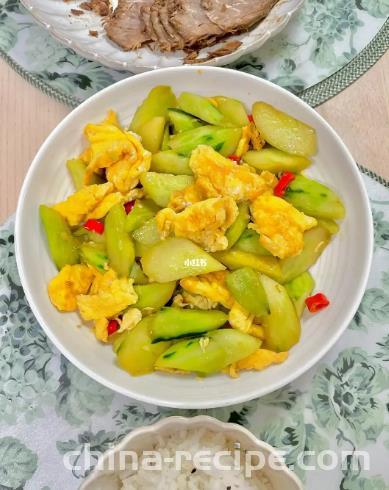 The recipe for stir frying cucumbers and eggs