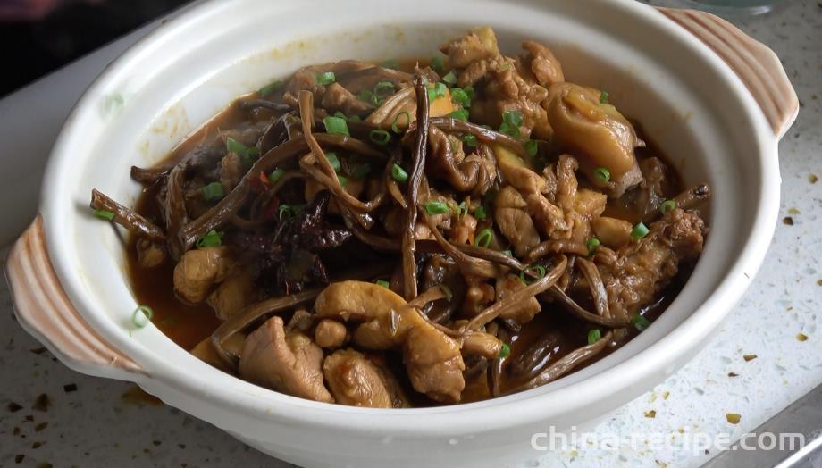 The recipe for stewing chicken with tea tree mushrooms