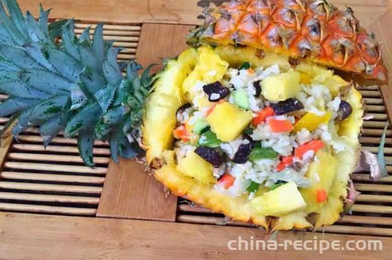 The recipe for diced chicken and pineapple rice