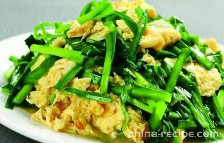 The method of stir frying eggs with chives flowers