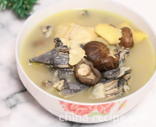 The recipe for mushroom and black chicken soup