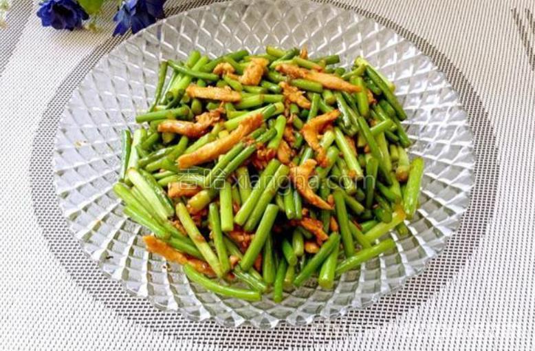 The method of stir frying shredded chicken with oyster sauce and garlic sprouts