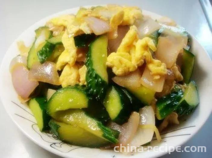 The recipe for stir frying onions, cucumbers, and eggs