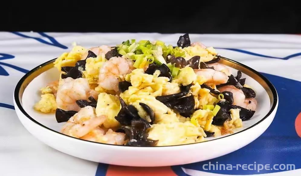 The recipe for shrimp and black fungus slippery eggs