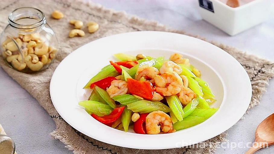 The method of stir frying shrimp with celery