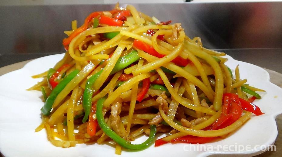 The method of stir frying shredded meat with potatoes