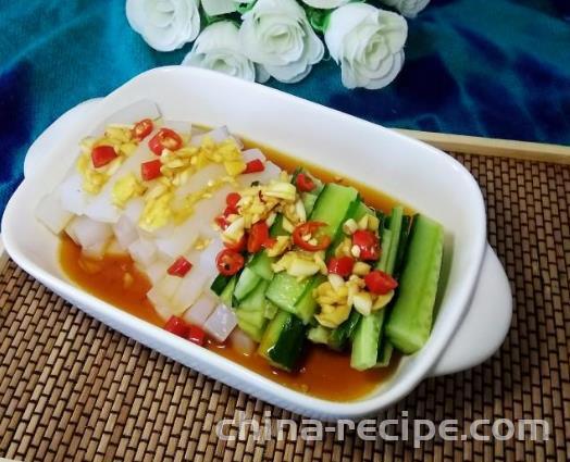 The method of mixing cucumber with cold noodles