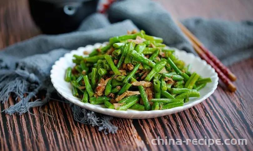 The method of stir frying shredded meat with green beans