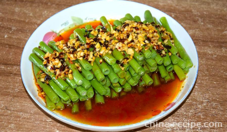 The method of cold mixing cowpeas with Sichuan pepper oil