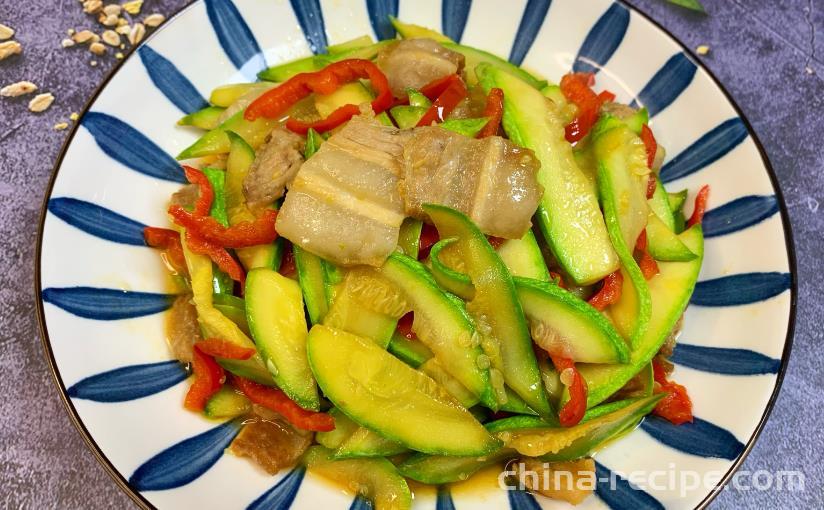 The method of stir frying pork with zucchini