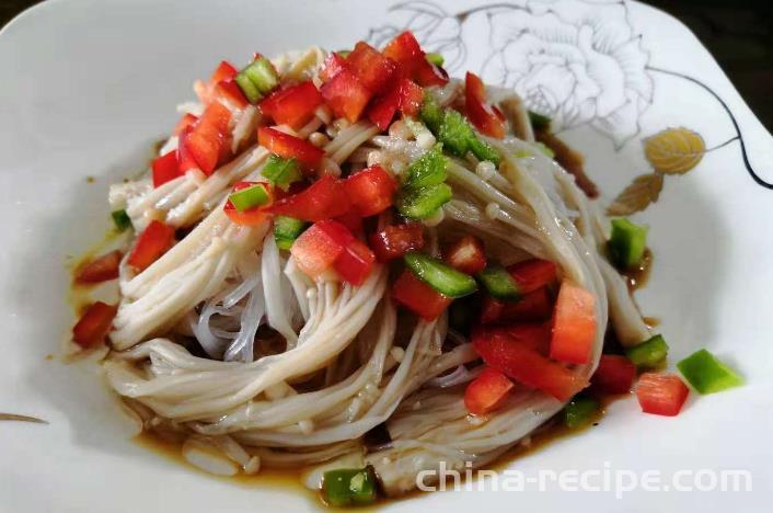 The method of stir frying double peppers with golden needle mushrooms