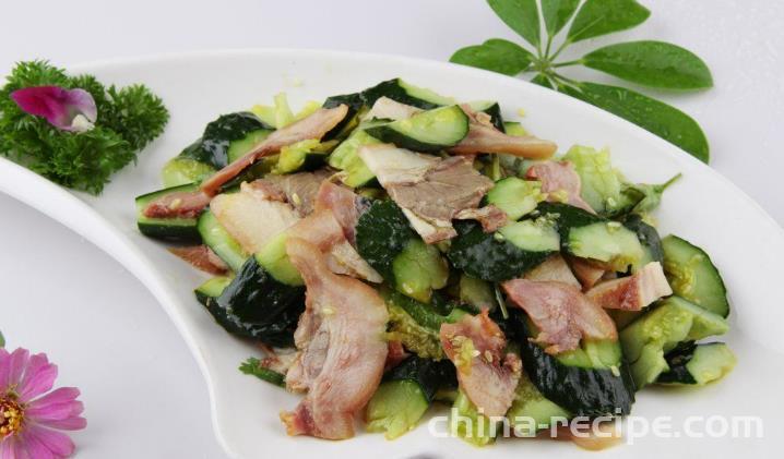 The method of stir frying cucumber with pork head meat