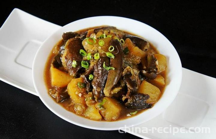 The recipe for stewing eggplant with potatoes