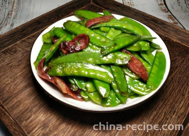 The recipe for stir frying sausages with peas