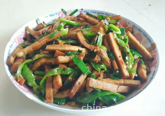 The method of stir frying garlic leaves with fragrant dried meat