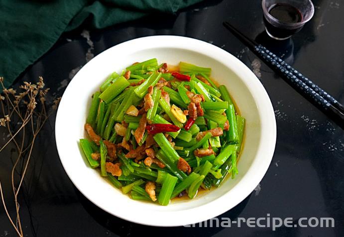 The method of stir frying shredded meat with wild celery