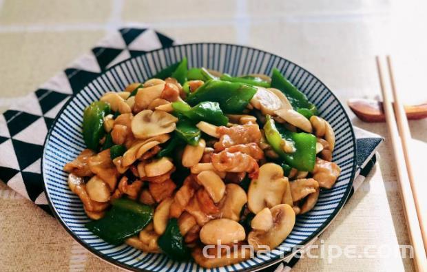 The method of stir frying meat with white mushrooms