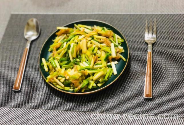 The method of stir frying tofu skin with garlic sprouts