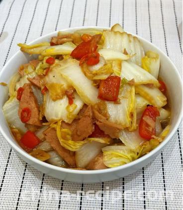 The method of stir frying pork with Chinese cabbage