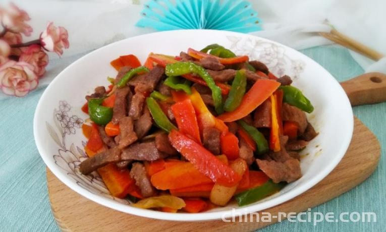 The recipe for stir frying steak with green peppers and carrots