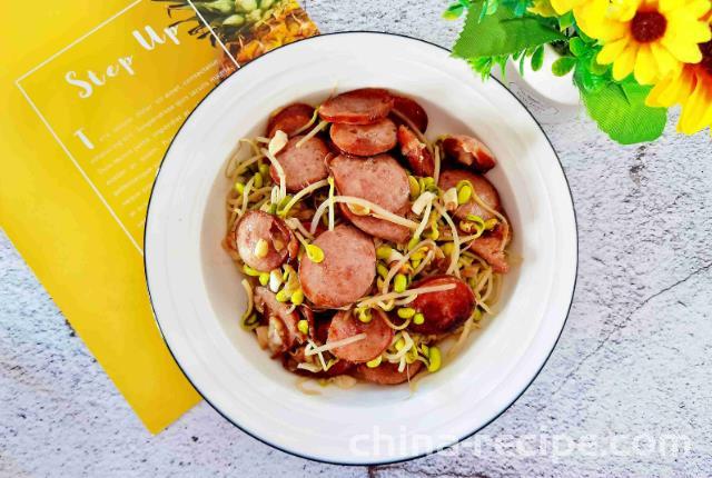 The method of stir frying sausages with bean sprouts