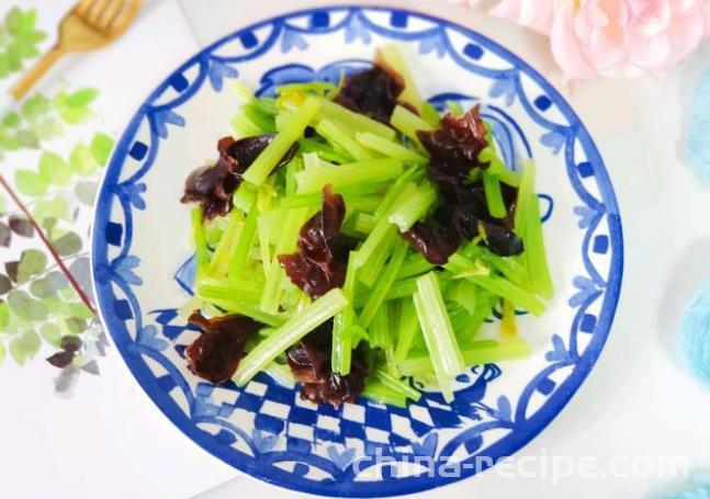 The method of stir frying celery with black fungus