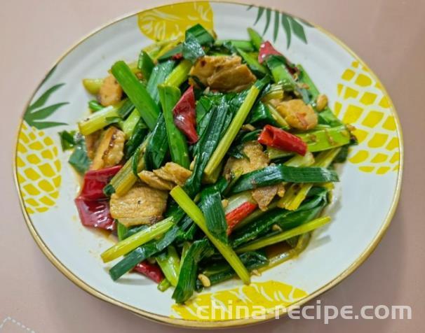 The method of stir frying meat with celery and garlic sprouts