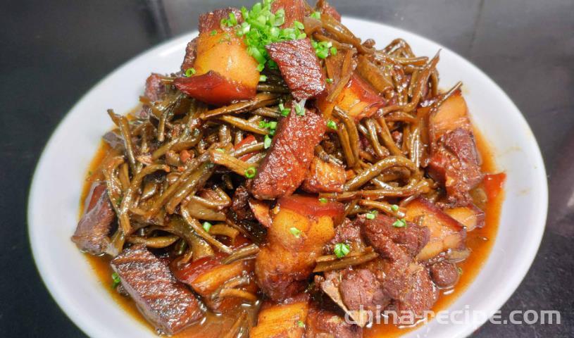 The method of stewing pork belly with dried beans