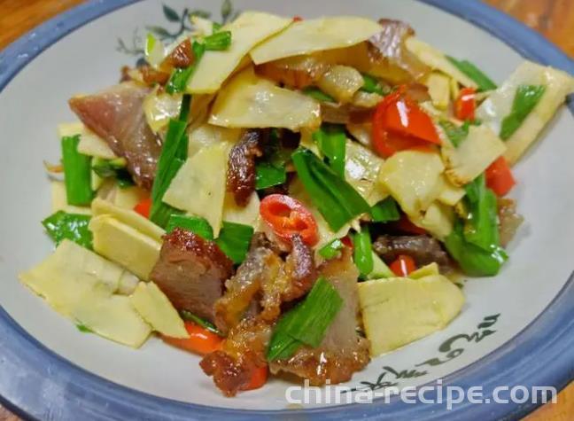 The method of stir frying preserved meat with bamboo shoots