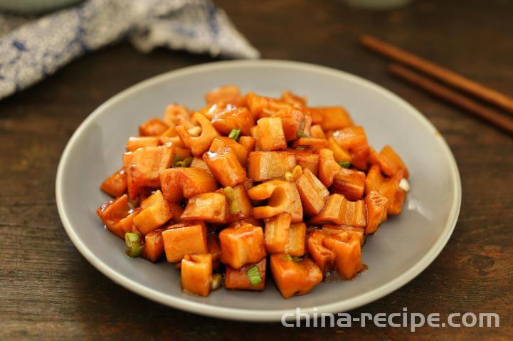 The recipe for sour and sweet diced lotus root