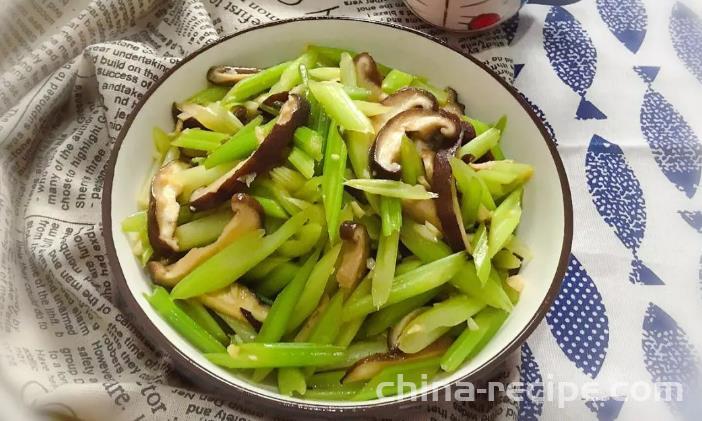 The method of stir frying celery with shiitake mushrooms