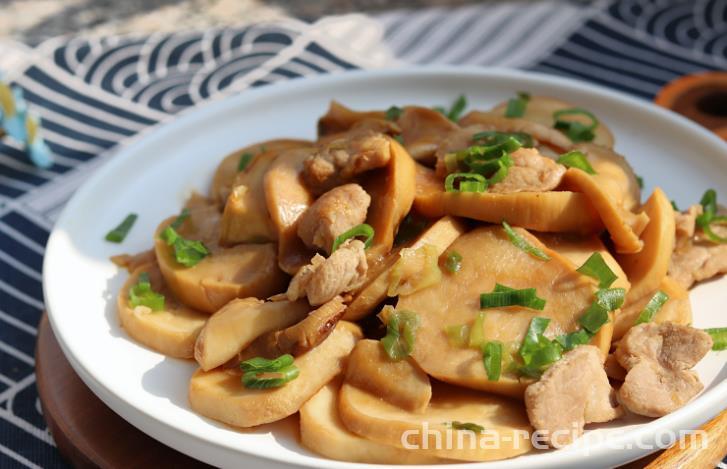 The method of cooking oil consuming apricot abalone mushrooms