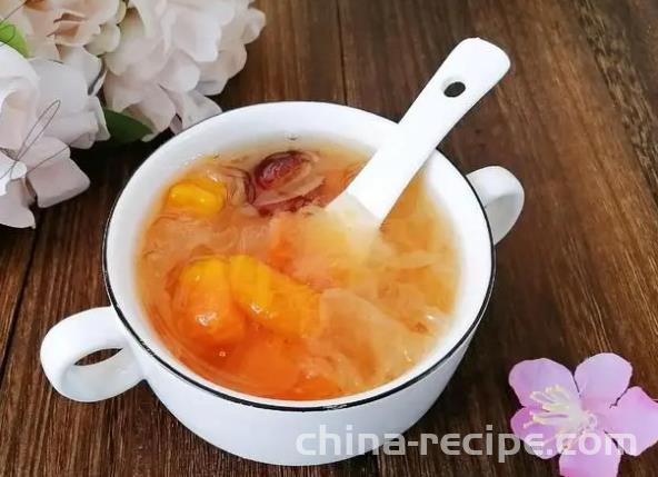 The preparation of papaya, white fungus, and red jujube soup