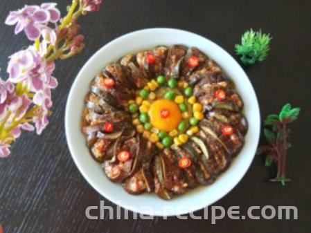 The method of steaming eggplant with minced meat in Xinwen cuisine