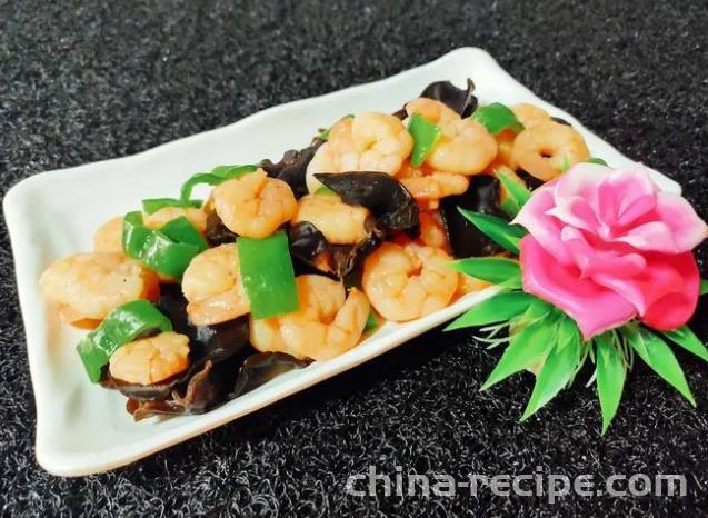 The method of stir frying shrimp with black fungus