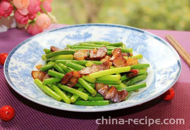 The method of stir frying cured meat with garlic sprouts