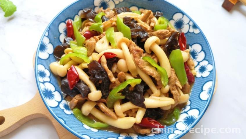 The method of stir frying shredded meat with white jade mushrooms