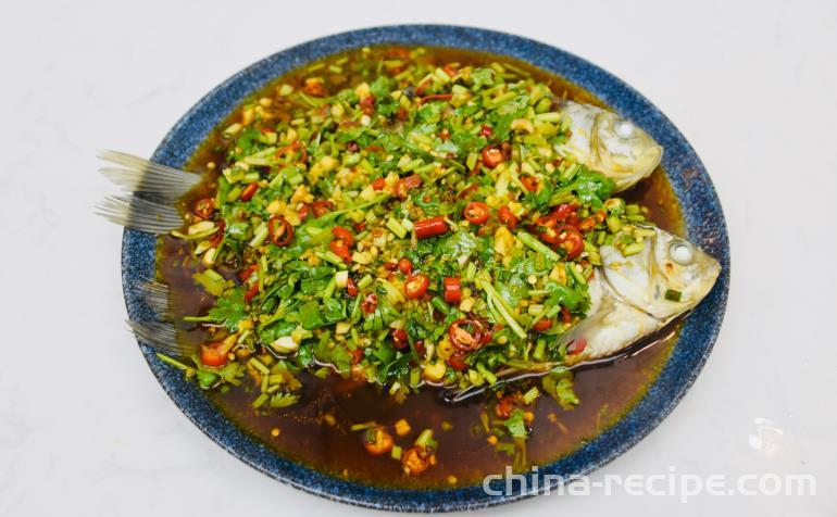 The recipe for cold mixed crucian carp