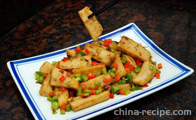 The method of stir frying crispy lotus root with fragrant pickled vegetables