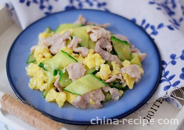 The method of stir frying pork slices with cucumber and eggs