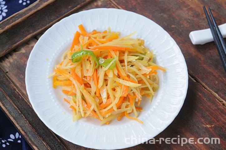 The method of stir frying shredded potatoes with shredded carrots