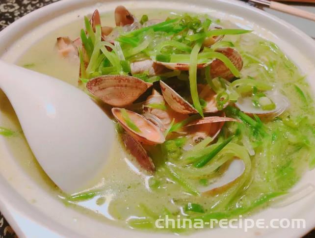 The recipe for green radish and clam meat soup