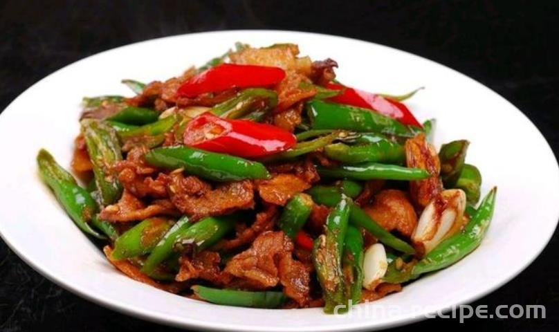 The recipe for stir frying shredded meat with screw peppers