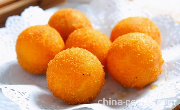 The method of filling sweet potato balls with bean paste