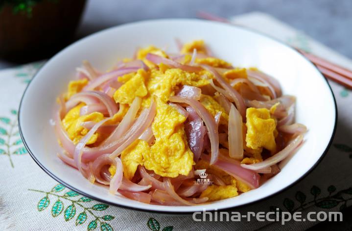 The recipe for stir frying onions and eggs