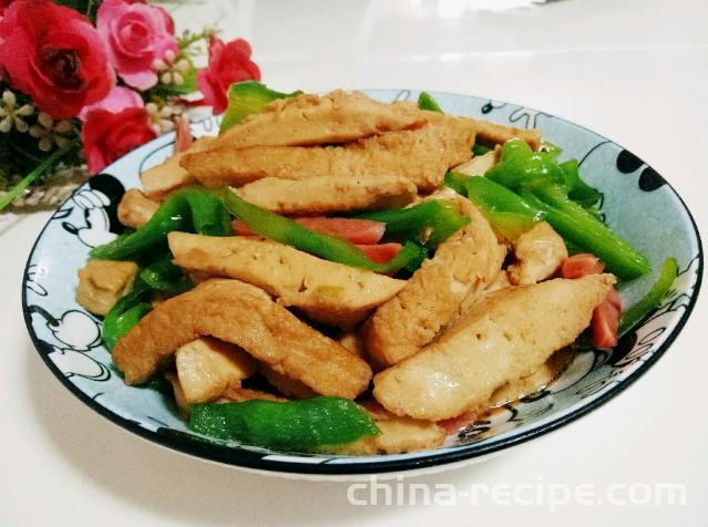 The recipe for stir frying green peppers with vegetarian chicken