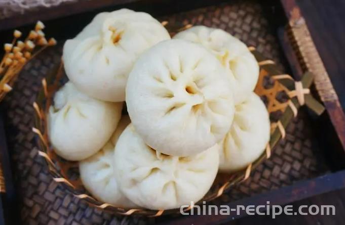 The recipe for pork, lotus root, and steamed buns