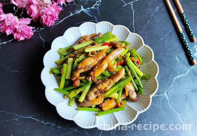 How to stir fry razor clam meat with dried tofu