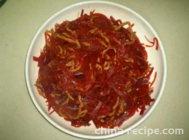 The method of stir frying pork slices with seaweed head