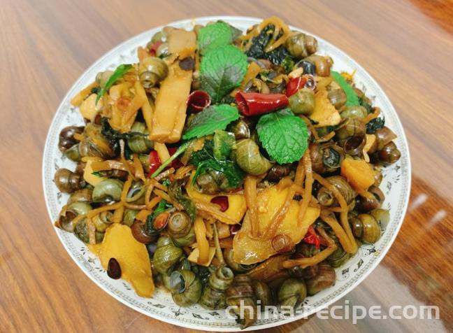 The method of stir frying stone snails with sour bamboo shoots